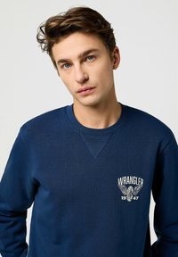 Wrangler LONG SLEEVE AMERICANA CREW FOR REGULAR FIT - Felpa - navy