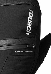 Schwarze wasserdichte Handschuhe mit einem glatten Lederoberteil, strukturiertem Stoff und einer Reißverschlusstasche. "Reusch" und "100 % wasserdicht" in Weiß aufgedruckt.