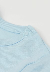 Jasnoniebieska bawełniana koszula z kołnierzykiem o prążkowanej teksturze i detalem z zatrzaskiem. Gładki materiał z subtelnym przeszyciem wzdłuż krawędzi.