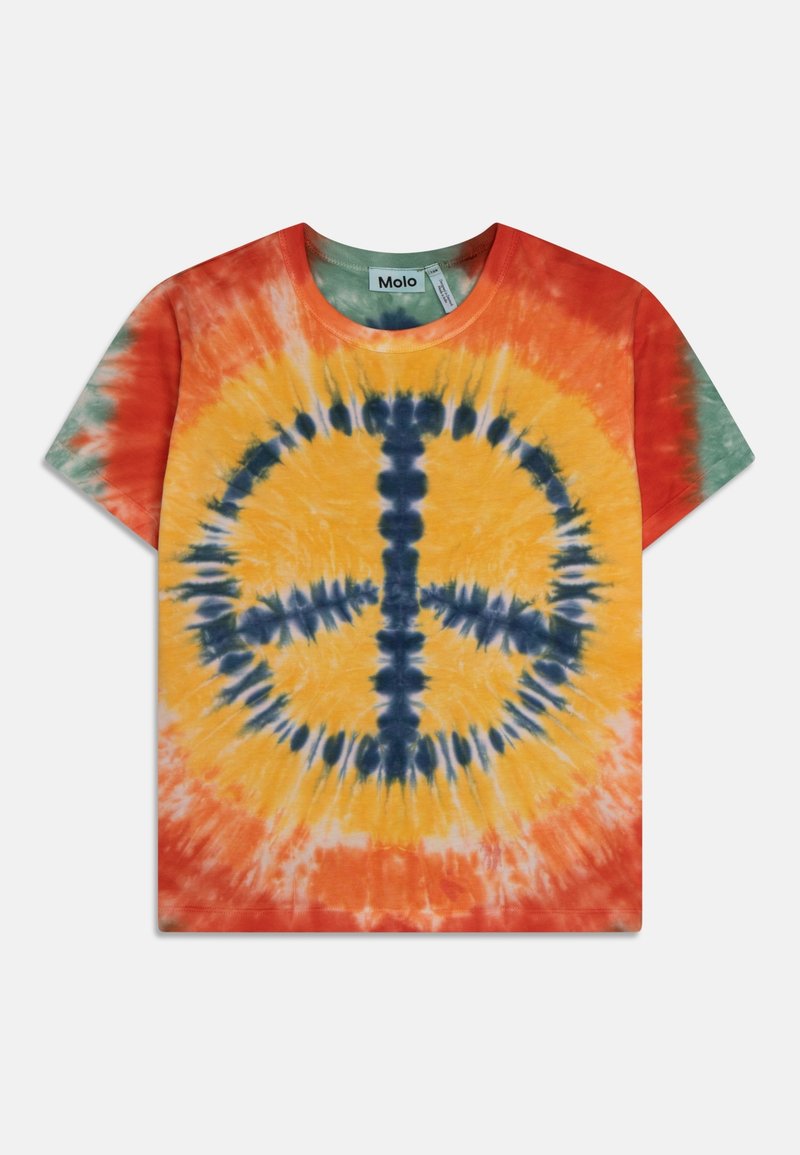 T-shirt manches courtes tie-dye avec des couleurs orange, jaune et verte, présentant un grand signe de paix bleu au centre et un col rond.
