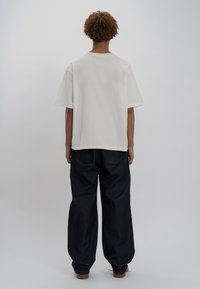 LOW LIGHTS STUDIOS® SHUTTER - Camiseta estampada - ecru