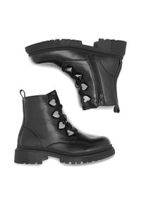 Mustad nahast pahkluu saabastega, millel on jõulise tallaga südamikujulised detailid, külje tõmblukk ja tekstureeritud paelad kindlaks kinnitamiseks.