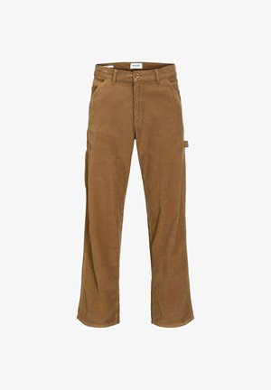 Pantalones de pana marrones con un corte regular, que cuentan con bolsillos laterales, un único bolsillo tipo cargo y un cierre de botón en la cintura.