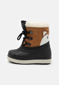 Botte de neige en cuir marron et caoutchouc noir avec doublure en fausse fourrure blanche, présentée avec des lacets noirs, une semelle extérieure texturée et un détail d'accent blanc.