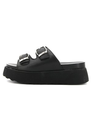 Infradito in pelle nera con due fibbie regolabili in argento e una spessa suola piattaforma nera, dotate di fondo scanalato per la presa.