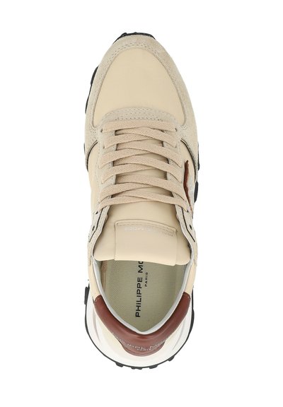 Sneaker beige e marrone con lacci, dettagli in suede testurizzato e suola nera, vista dall'alto, che mostra il nome del marchio all'interno e sul tallone.