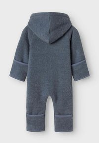 Dunkelblauer Fleece-Babyoverall mit Kapuze, ausgestattet mit kontrastierenden Bündchen und einer weichen Textur. Rückendesign ohne Verschlüsse.