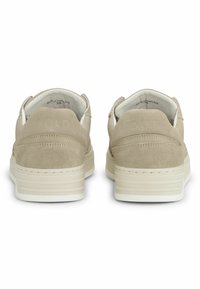 Bežā ziloņu ādas sporta apavi ar teksturētu virsmu, ar baltām akcentiem, mīkstu apkakli un smalku zīmolu aizmugurē.