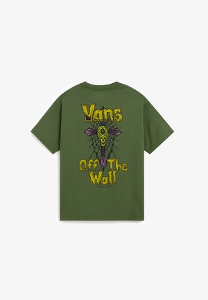 T-shirt en coton vert olive avec un grand imprimé graphique d'un crâne, accompagné d'un motif de toile d'araignée et de croix au dos. Le texte indique "Vans Off The Wall."