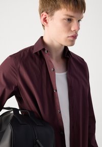 Calvin Klein SLIM SHIRT - Camisa elegante - bordeaux