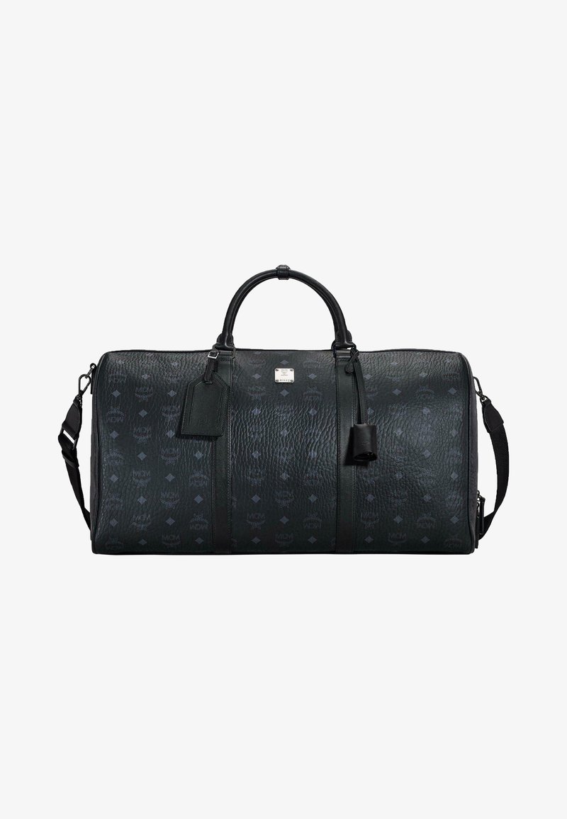 Sort struktureret læder duffel taske med logo mønster, dobbelte håndtag, aftagelig skulderrem og et lille vedhæftet mærke.