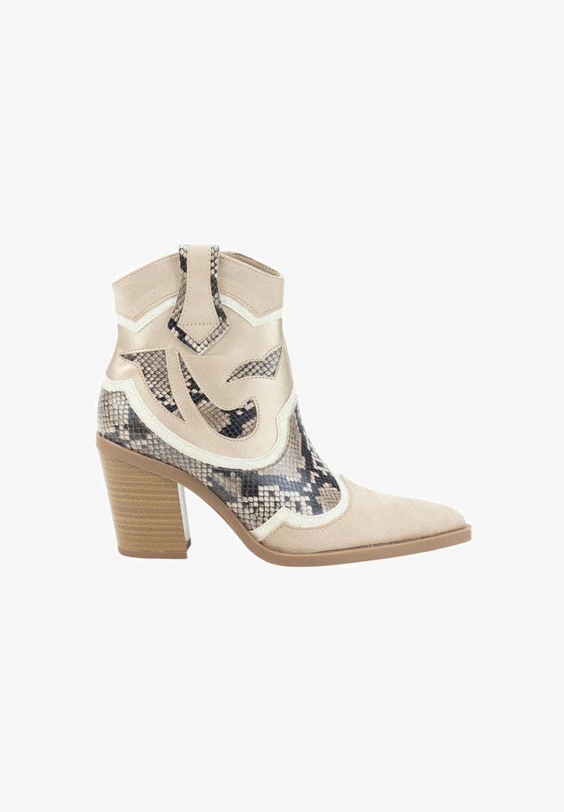 Botín hasta el tobillo en color beige con estampado de serpiente, puntera afilada, parte superior de ante texturizado, corte decorativo y tacón apilado.