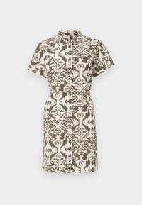 Robe à manches courtes en tissu léger, avec un motif abstrait vert et blanc, boutonnière à l'avant et taille cintrée avec une ceinture.