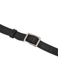 Lanière de ceinture en cuir noir texturé avec une boucle métallique rectangulaire argentée et une boucle sur fond blanc.