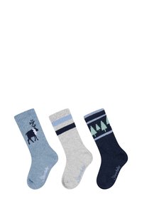 Drei Paar Crew-Socken: eine mit einem Hirsch-Graphic auf Blau, eine grau mit blauen Streifen und eine dunkelblau mit grünen Bäumen. Strickstruktur.