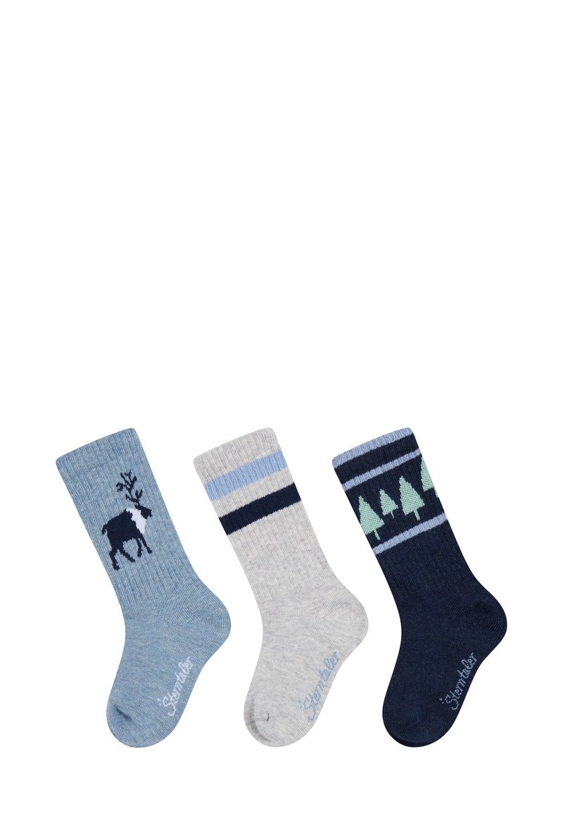 Drei Paar Crew-Socken: eine mit einem Hirsch-Graphic auf Blau, eine grau mit blauen Streifen und eine dunkelblau mit grünen Bäumen. Strickstruktur.
