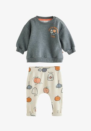 Grå langærmet baby-sweatshirt med teksten "Little Pumpkin Club" og tegneserieflagermus, kombineret med cremefarvede bukser med græskar, spøgelser og edderkopper.