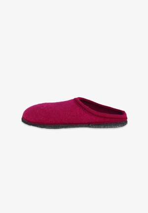 Filzhausschuhe in tiefem Magenta mit einer schwarzen Gummisohle. Merkmale sind eine abgerundete Zehenpartie und ein weiches, zum Hineinschlüpfen geeignetes Design.