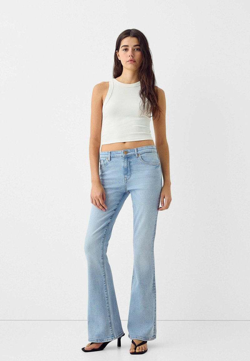 Bershka Flared Jeans lichtblauw