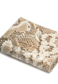 Cartera de estampado de serpiente texturizada en tonos beige y marrón con un acabado brillante; cuenta con un logotipo dorado en relieve y una forma compacta y rectangular.