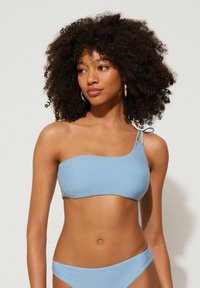 Hellblauer Ein-Schulter-Bikini-Oberteil mit leichtem Glanz, ausgestattet mit einer Bindeschnur am Träger und einem passenden, niedrig geschnittenen Bikini-Unterteil.