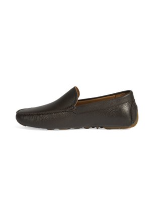 Mocassins en cuir marron avec une finition texturée, design sans lacets et semelle en caoutchouc présentant de petits détails de traction. Bout arrondi.