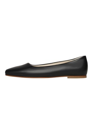 Ballerine nere in pelle con punta affusolata, design minimalista e suola piatta e sottile. Texture liscia senza motivi visibili o accessori.