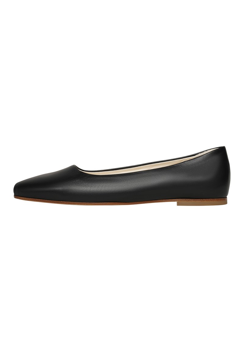 Schwarze Leder-Ballerinas mit spitzem Zehenbereich, minimalistisches Design und einer schlanken, flachen Sohle. Glatte Textur ohne sichtbare Muster oder Beschläge.