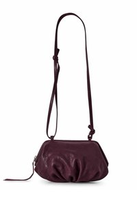 Bolso cruzado de cuero ciruela con un diseño fruncido, una textura suave y una correa ajustable. Presenta un cierre con cremallera y un hardware minimalista.