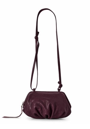 Borsa a tracolla in pelle prugna con un design arricciato, una superficie liscia e una tracolla regolabile. Caratterizzata da una chiusura a zip e hardware minimale.