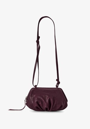 Sac bandoulière en cuir prune avec un design froncé, une texture lisse et une bandoulière réglable. Dispose d'une fermeture éclair et de quincailleries minimales.