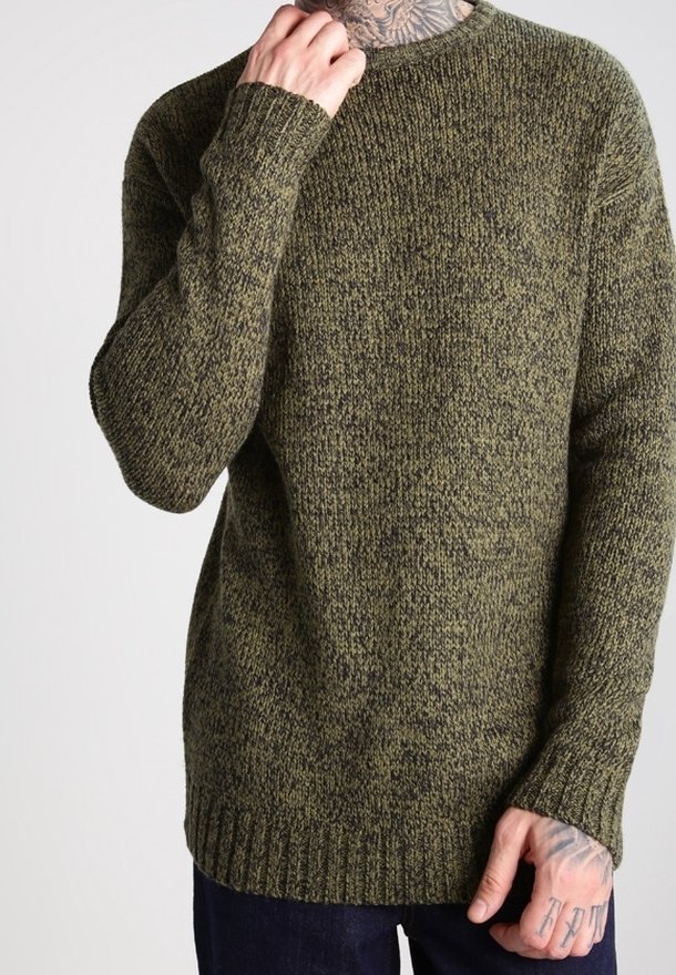 Mörkgrön stickad tröja med ett strukturerat mönster, ribbade ärmmuddar och nederkant. Tillverkad av mjukt fabric, med en avslappnad passform och rund halsringning.