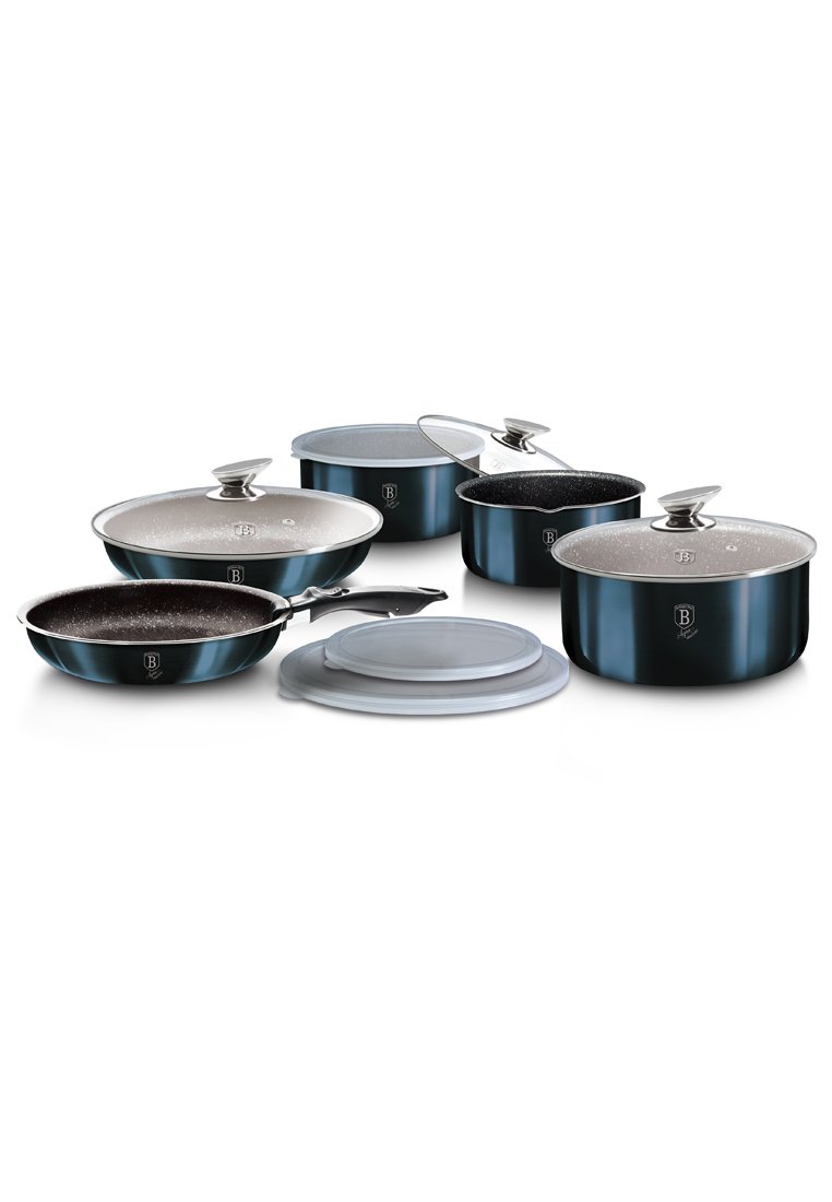 Set aus vier dunkelblauen, beschichteten Töpfen und Pfannen mit Glasdeckeln sowie zwei transparenten Kunststoffdeckeln, auf einer weißen Oberfläche angeordnet.