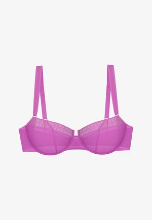 Soutien-gorge violet avec armatures, doté de bretelles réglables et d'un tissu en mesh mettant en valeur un motif en dentelle géométrique subtil sur les bonnets supérieurs.