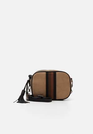 Tasche aus braunem Wildleder mit zwei vertikalen Streifen in Schwarz und Braun. Sie verfügt über einen abnehmbaren schwarzen Riemen und einen Quast-Akzent.