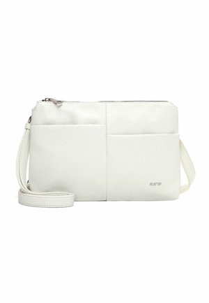 Bolso bandolera de cuero blanco con dos bolsillos delanteros, cierre de cremallera y correa ajustable, con pequeño logo "RUE '09" en la parte inferior derecha.