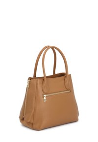 Hnedá kožená kabelka s dvoma zaoblenými držadlami, textúrovaným povrchom, prednou kapsou so zlatým zipsom a štruktúrovaným siluetou.