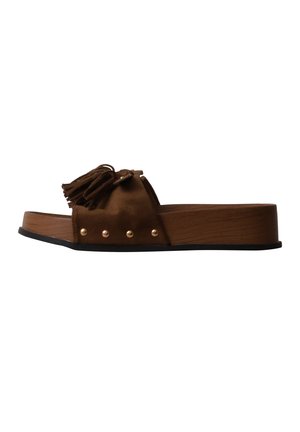Sandale mule marron avec semelle plateforme en bois, clous dorés sur les côtés et pompons décoratifs sur la bride supérieure.