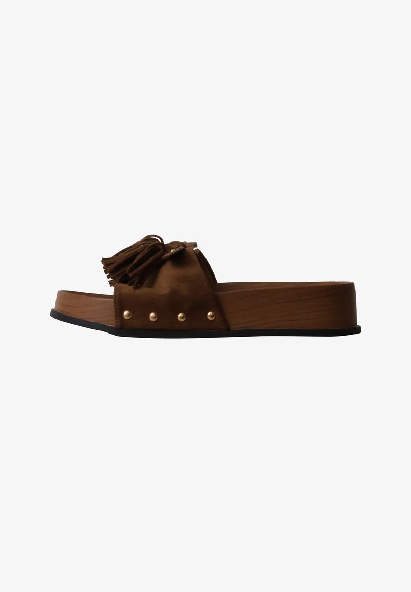 Sandale mule marron avec semelle plateforme en bois, clous dorés sur les côtés et pompons décoratifs sur la bride supérieure.