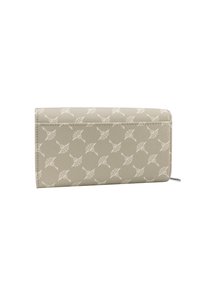 Portafoglio beige chiaro realizzato in pelle texturizzata, con un motivo a foglie bianche ripetuto. Il design è rettangolare e presenta una chiusura con zip.