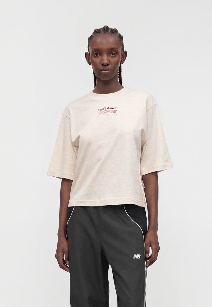 New Balance TRACKSIDE RELAXED - Print T-shirt - beige