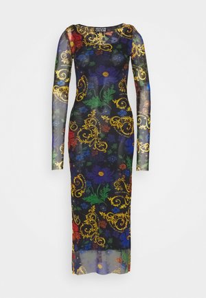 Długa czarna sukienka z siatki z kolorowymi kwiatowymi i złotymi barokowymi wzorami oraz długimi rękawami, oznaczona jako Versace Jeans Couture.