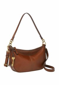 Borsa a tracolla in pelle marrone dalla forma curvata, con una singola tracolla e dettagli in metallo dorato, che mette in mostra una texture liscia.