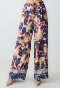 Zijdeachtige wijde broek van lichtgewicht stof, met een blauw en bordeaux paisleypatroon op een beige achtergrond, en een subtiel donkerder zoom.