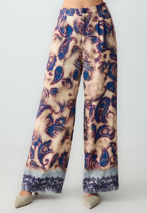Zijdeachtige wijde broek van lichtgewicht stof, met een blauw en bordeaux paisleypatroon op een beige achtergrond, en een subtiel donkerder zoom.