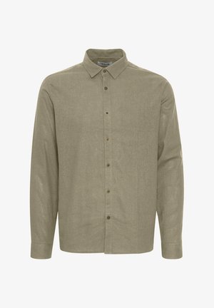 Camicia verde oliva con bottoni, realizzata in tessuto testurizzato. Presenta un colletto standard e maniche lunghe con polsini a bottone, bottoni marroni lungo la parte anteriore.