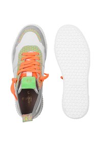 Scarpa sportiva bianca con una tomaia in mesh grigia e verde a trama, lacci arancioni e una suola in gomma con un motivo a nido d'ape.