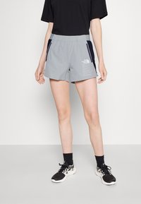 Ljusgrå sportshorts med mörk marinblå sidopaneler, elastisk midja och framfickor; har logotyp och textdetalj på högra benet.