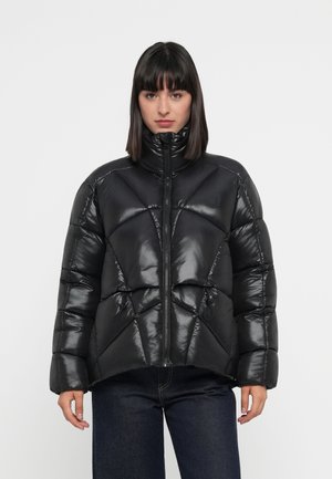Veste matelassée noire, finition brillante, avec un col haut, des motifs matelassés diagonaux et des cordons de serrage à l'ourlet.