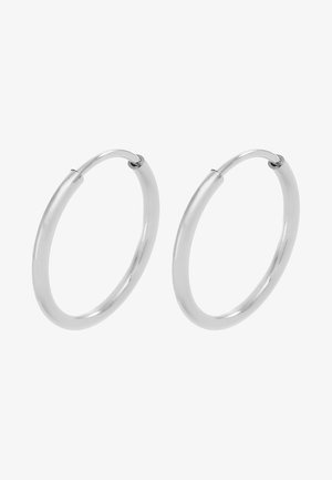 Zilveren hoepeloorbellen, cirkelvormig, met een gladde glanzende textuur en een constante breedte. Minimalistisch ontwerp zonder extra accenten.
